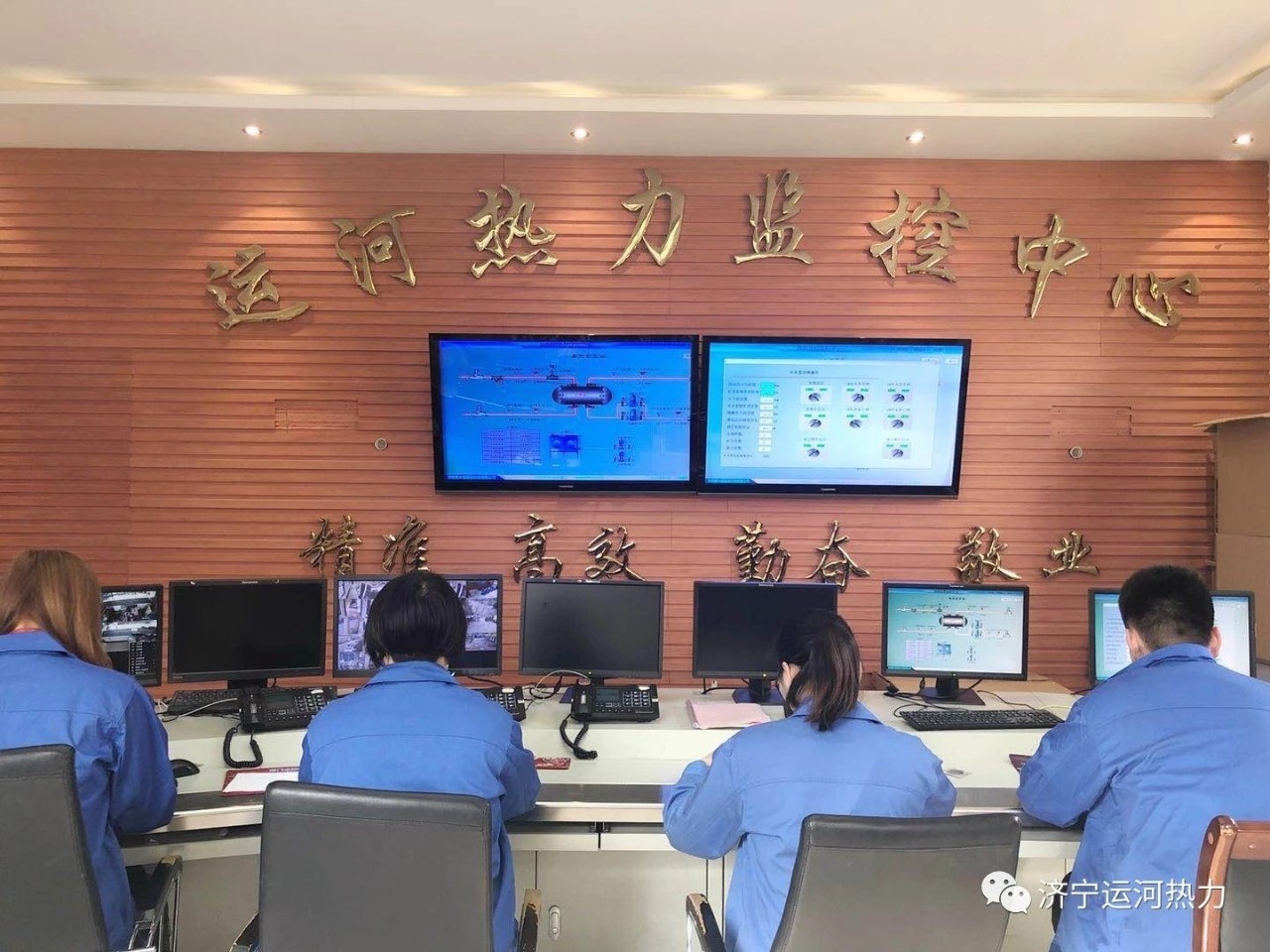 客服人員認真接聽(tīng)用戶(hù)電話(huà)