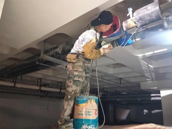 當供熱管道或暖氣片漏水時(shí)，應采取哪些措施？